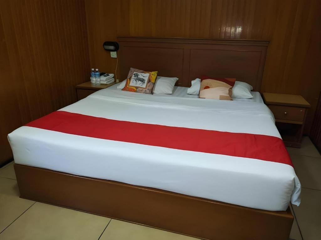 River Park Hotel Sibu Buitenkant foto